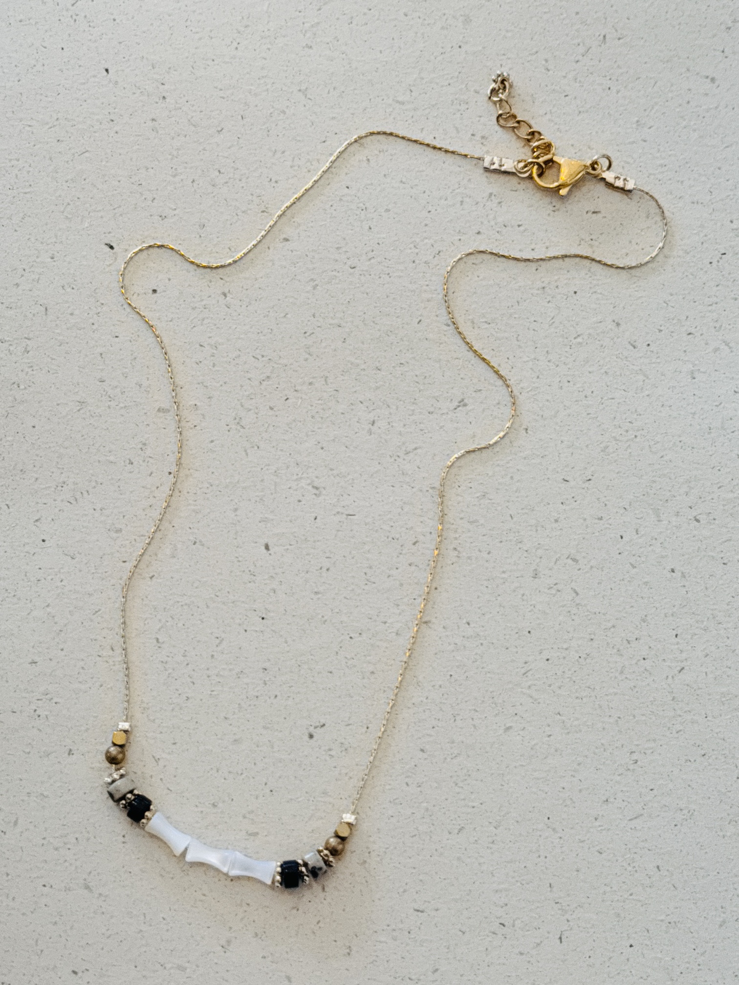 Collier EUGENIE blanc, noir