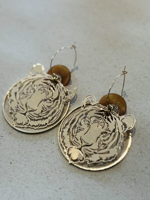 Boucles d'oreilles TIGER beige paillettes