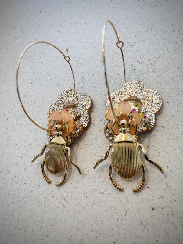 Boucles d'oreilles SCARABEÏ doré, saumon – Image 2