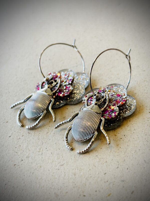 Boucles d'oreilles SCARABEÏ argenté/gris – Image 2