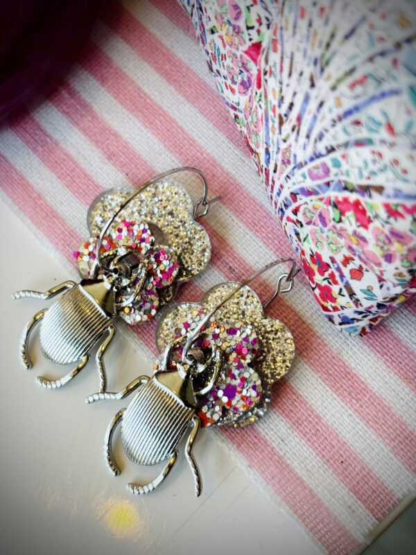 Boucles d'oreilles SCARABEÏ argenté/gris – Image 3