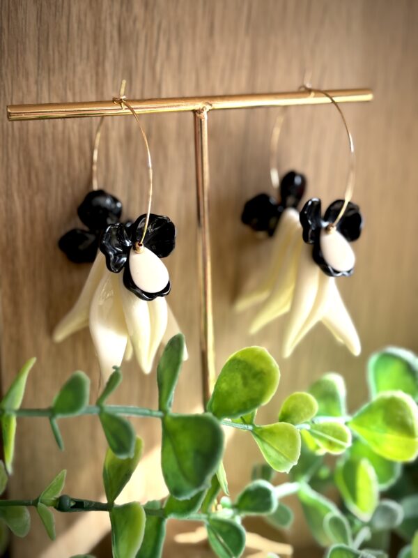 Boucles d'oreilles UMA crème, noir – Image 2