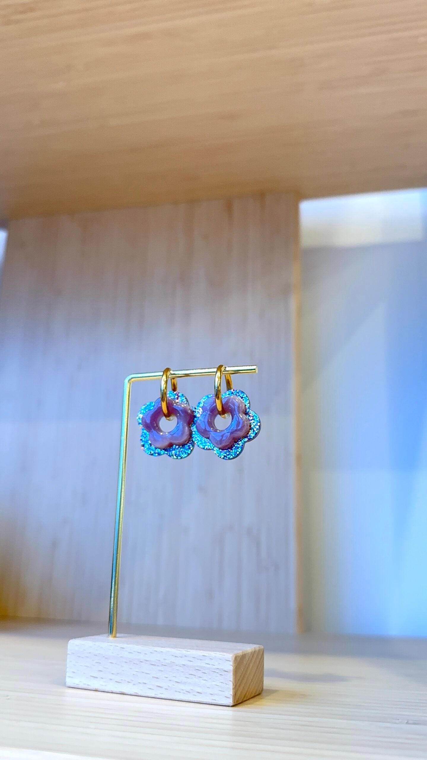 Boucles d'oreilles BALA mauve doré – Image 2