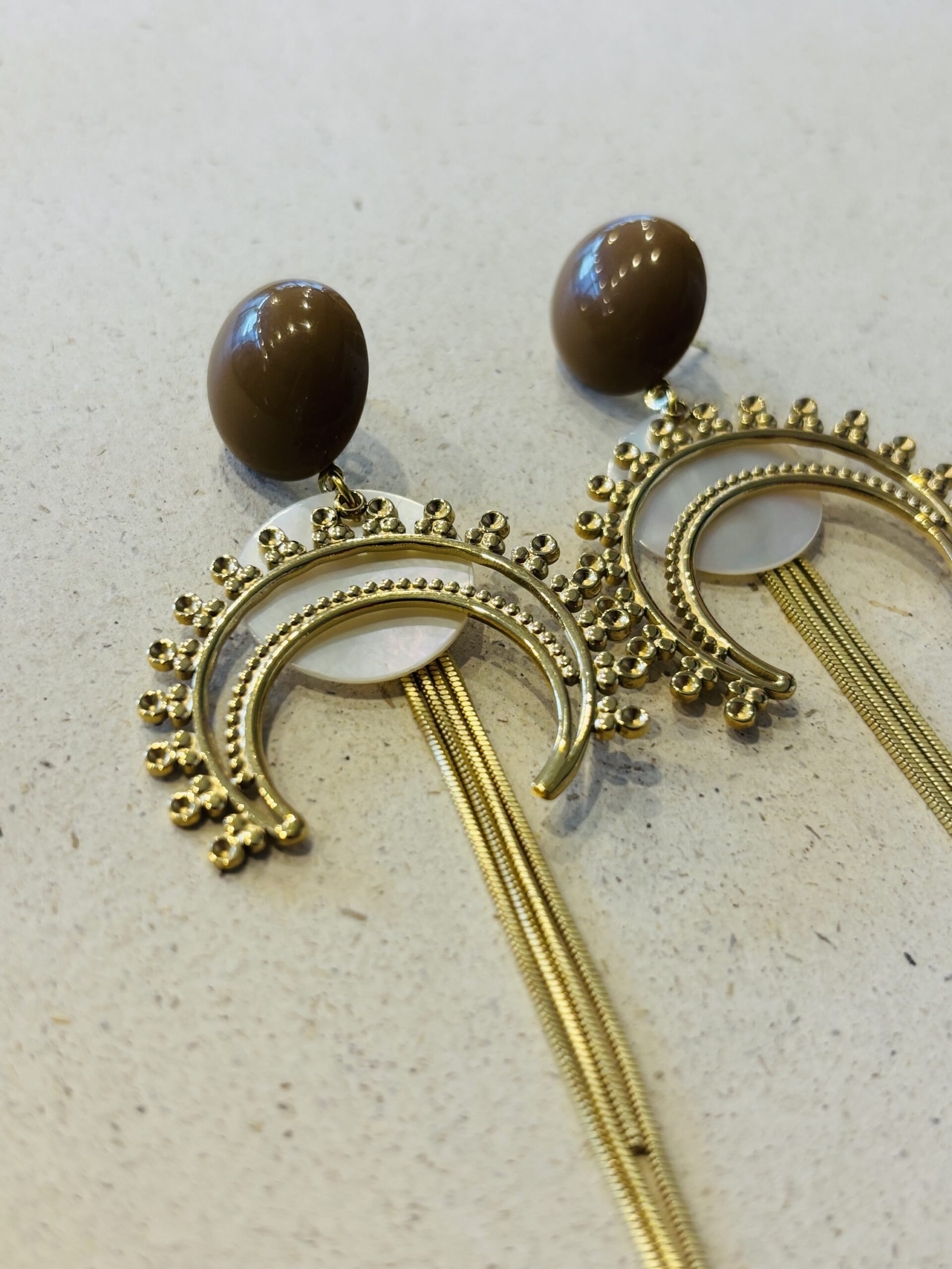 Boucles d'oreilles GLADYS blanc, marron – Image 3