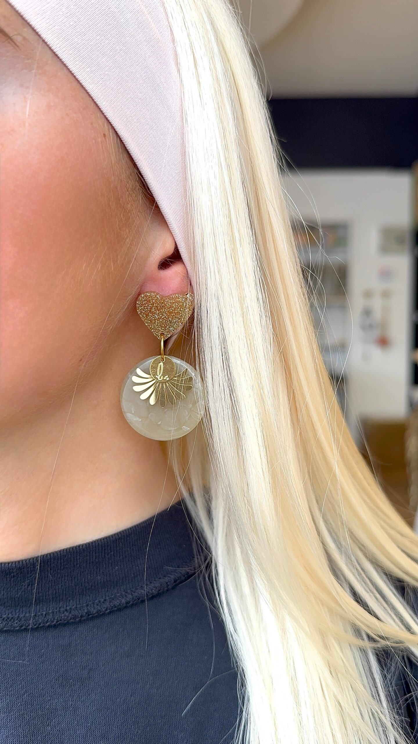 Boucles d'oreilles CHIVA taupe, beige – Image 2