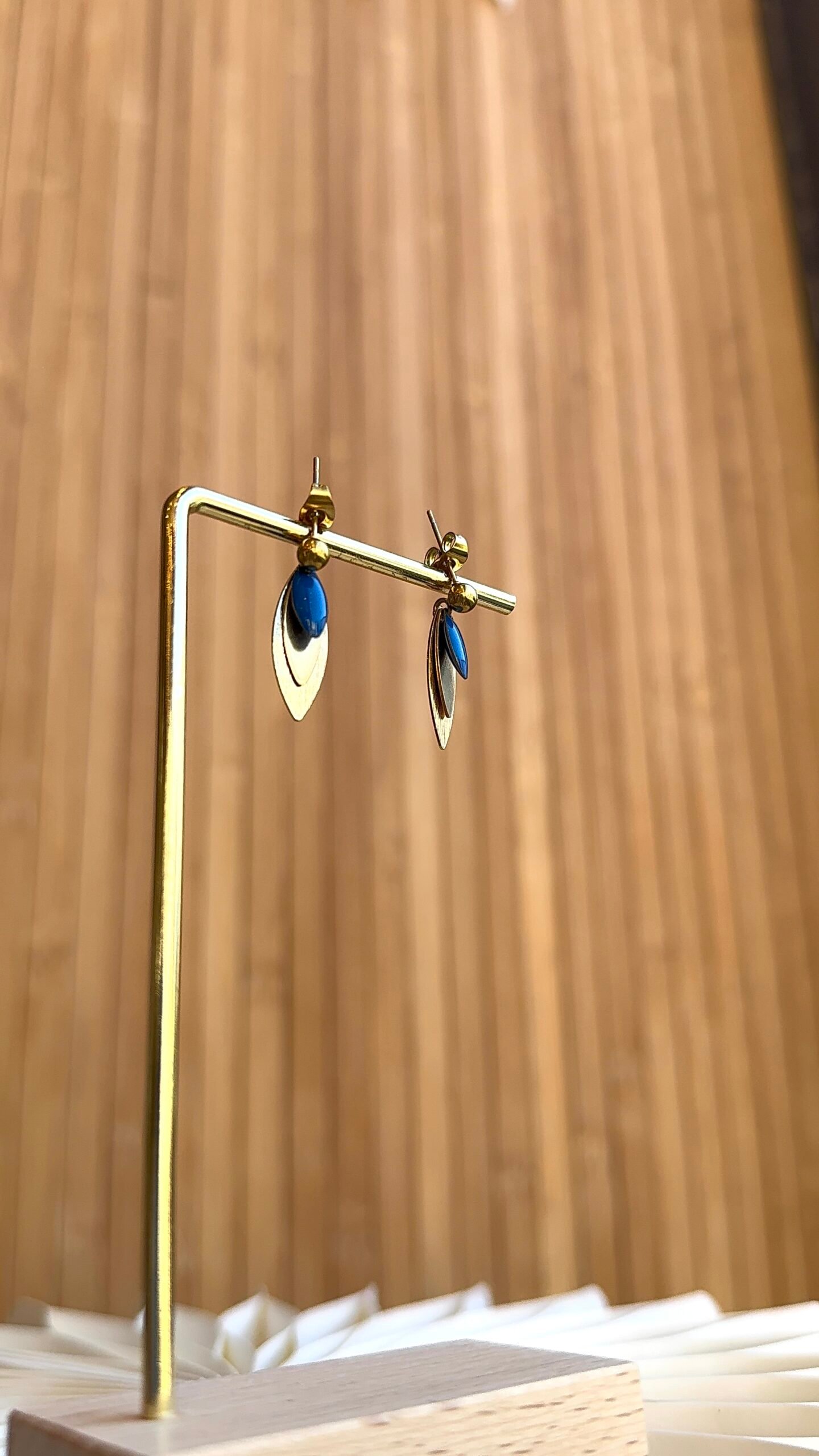 boucles d'oreilles doré feuille bleu discrète