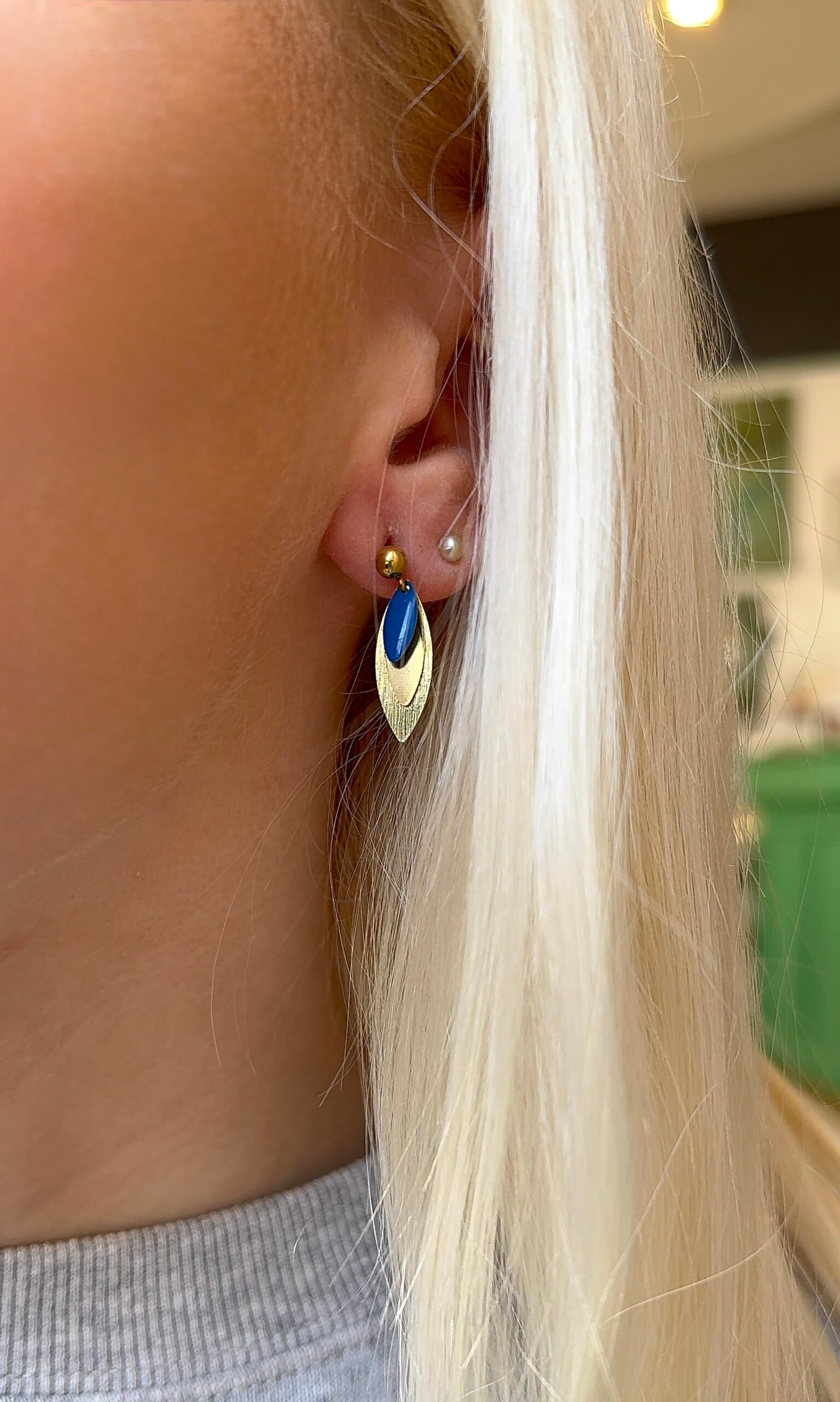 boucles d'oreilles doré feuille bleu discrète