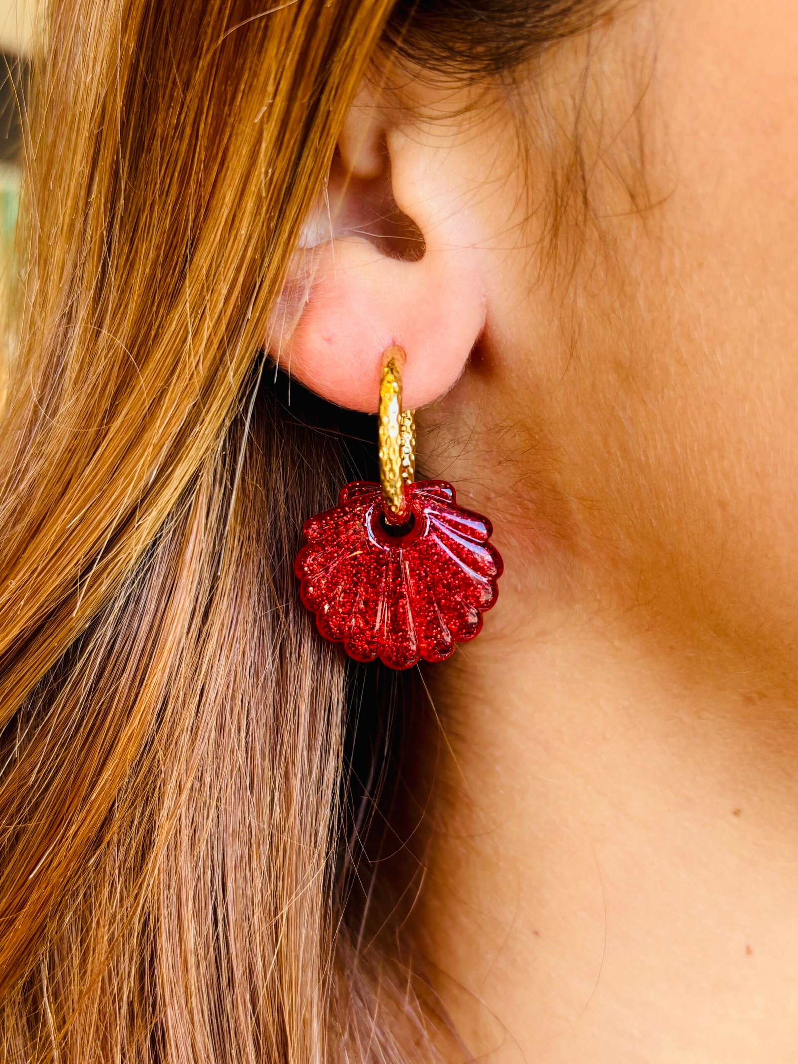 Boucles d'oreilles ARIEL rouge à paillettes – Image 2