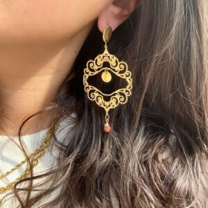 Boucles d’oreilles KENZA marron et dorées avec grand motif ajouré et perles pailletées