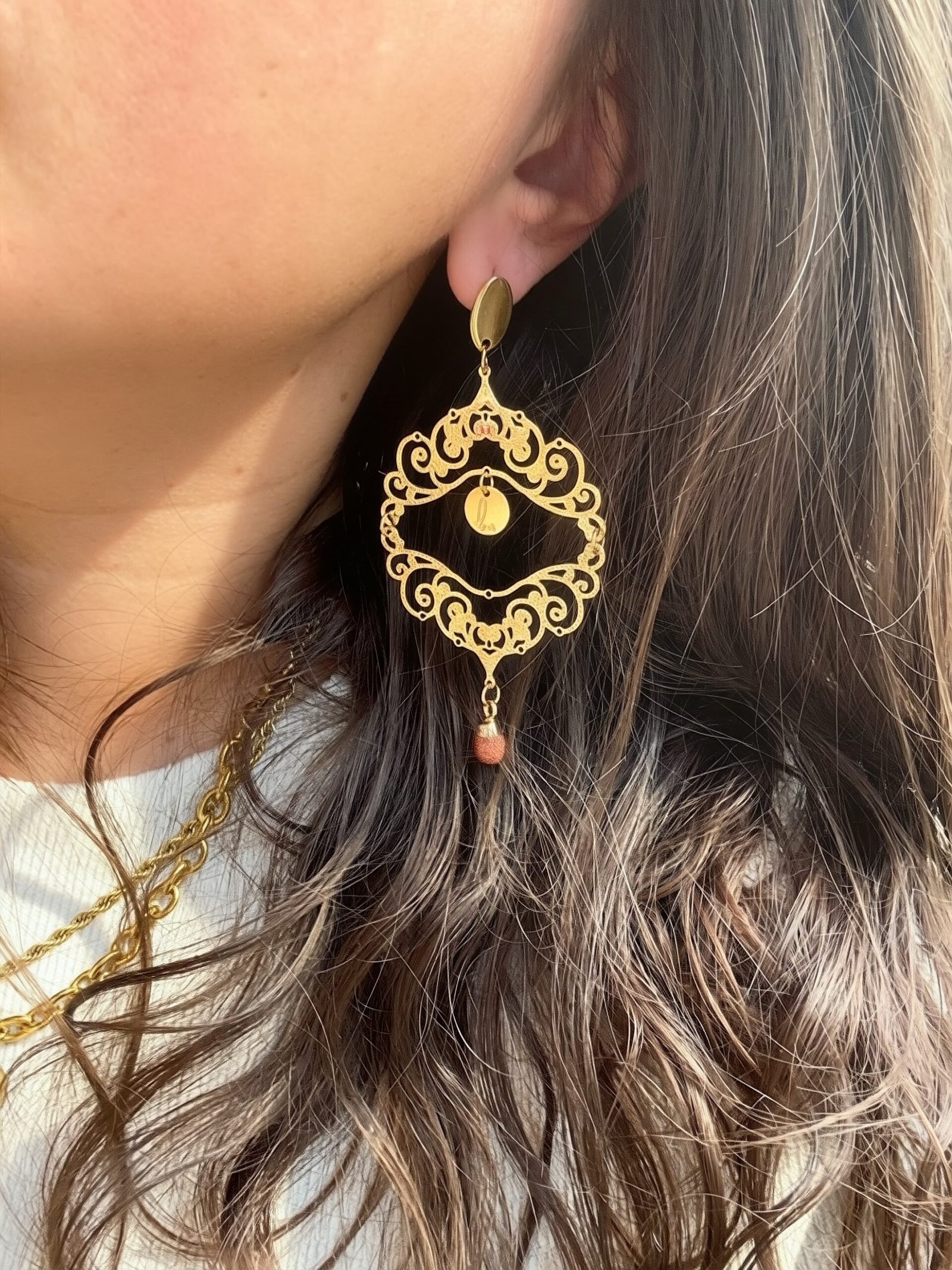 Boucles d’oreilles KENZA marron et dorées avec grand motif ajouré et perles pailletées