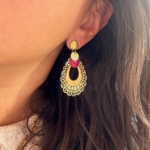 Boucles d’oreilles LYLIA fuchsia avec perles roses et grands pendentifs dorés ajourés