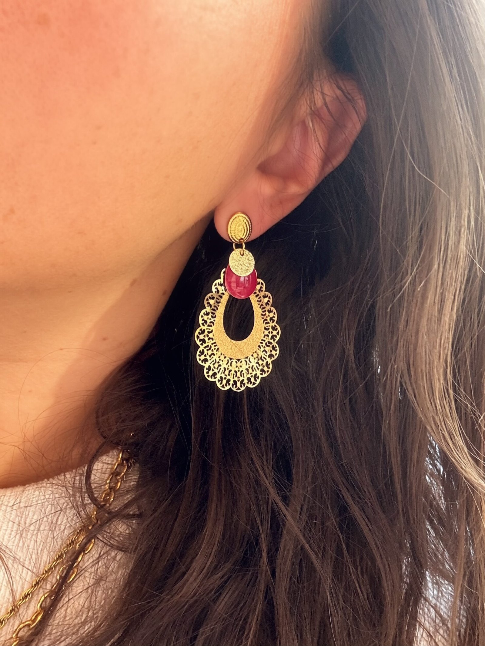 Boucles d’oreilles LYLIA fuchsia avec perles roses et grands pendentifs dorés ajourés