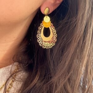 Boucles d’oreilles CYLIA moutarde avec pampilles dorées ajourées et détails jaunes