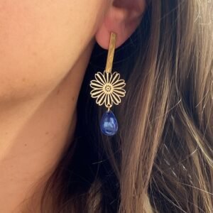 Boucle d’oreille AMANDA bleue avec fleur dorée et goutte bleue marbrée portée à l’oreille