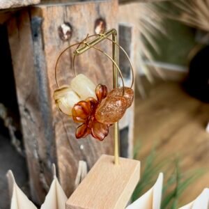 Boucles d’oreilles NOELINE marron avec fleur fantaisie ambrée, perles caramel et détails dorés
