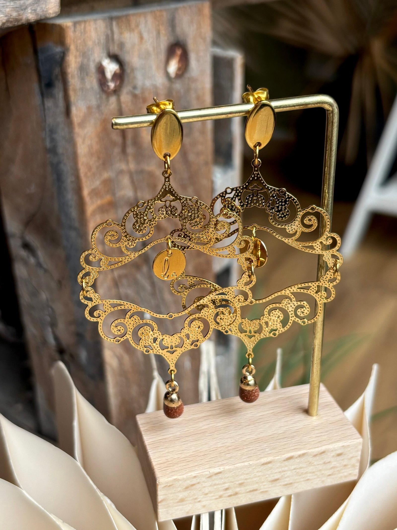 Boucles d’oreilles KENZA marron et dorées avec grand motif ajouré et perles pailletées