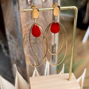 Boucles d’oreilles JYOTI rouges avec perles rouges, anneaux dorés entrelacés et chaînes fines