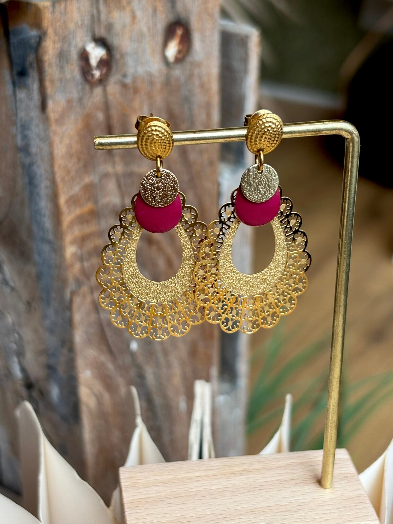 Boucles d’oreilles LYLIA fuchsia avec perles roses et grands pendentifs dorés ajourés