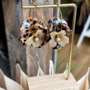 Boucles d’oreilles FLORENTINA marron avec fleurs ivoire et éléments marbrés beige et marron
