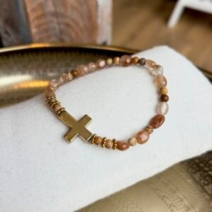 Bracelet CLÉMENCE marron avec perles beige et caramel, croix dorée et détails dorés