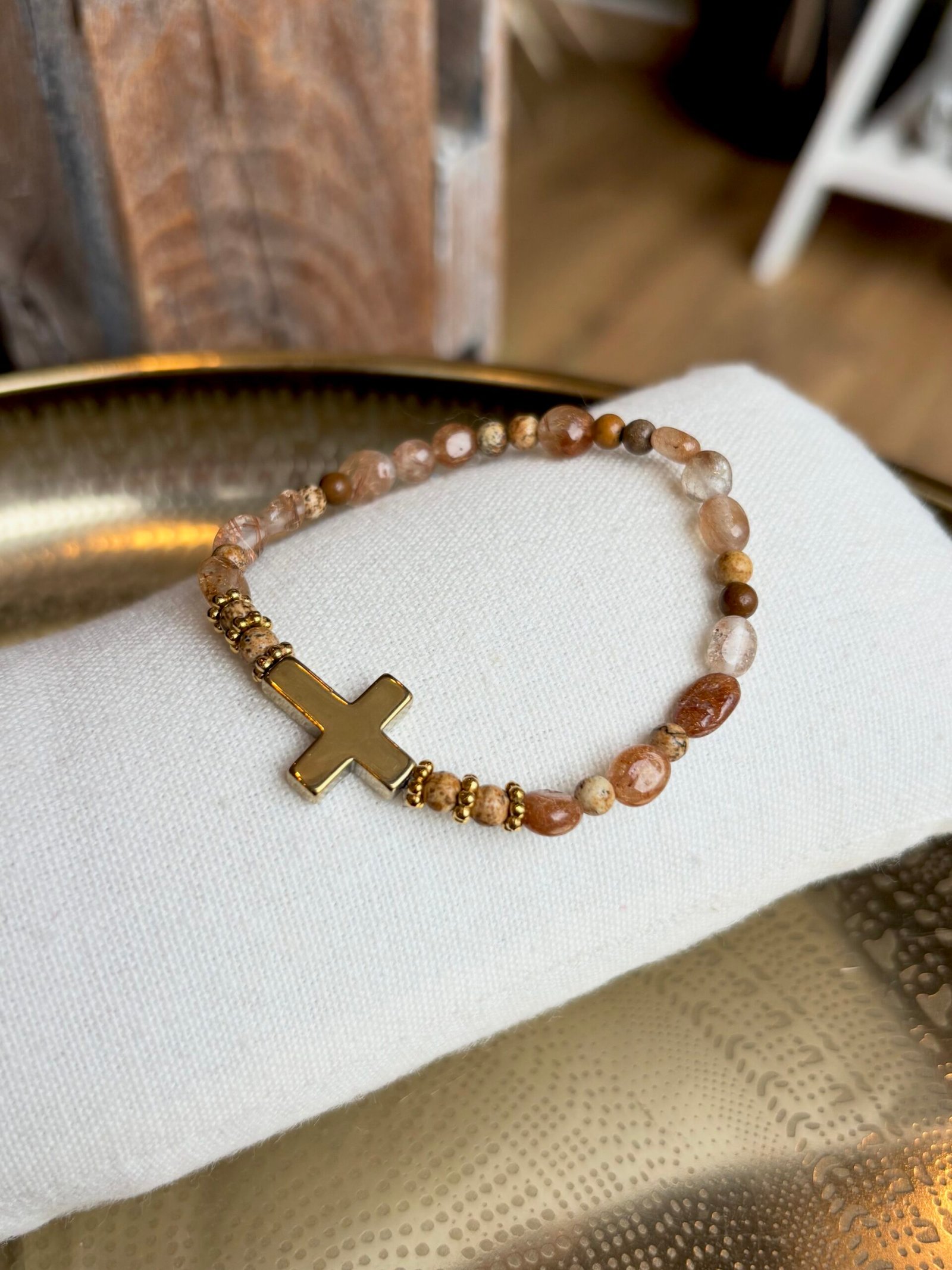 Bracelet CLÉMENCE marron avec perles beige et caramel, croix dorée et détails dorés