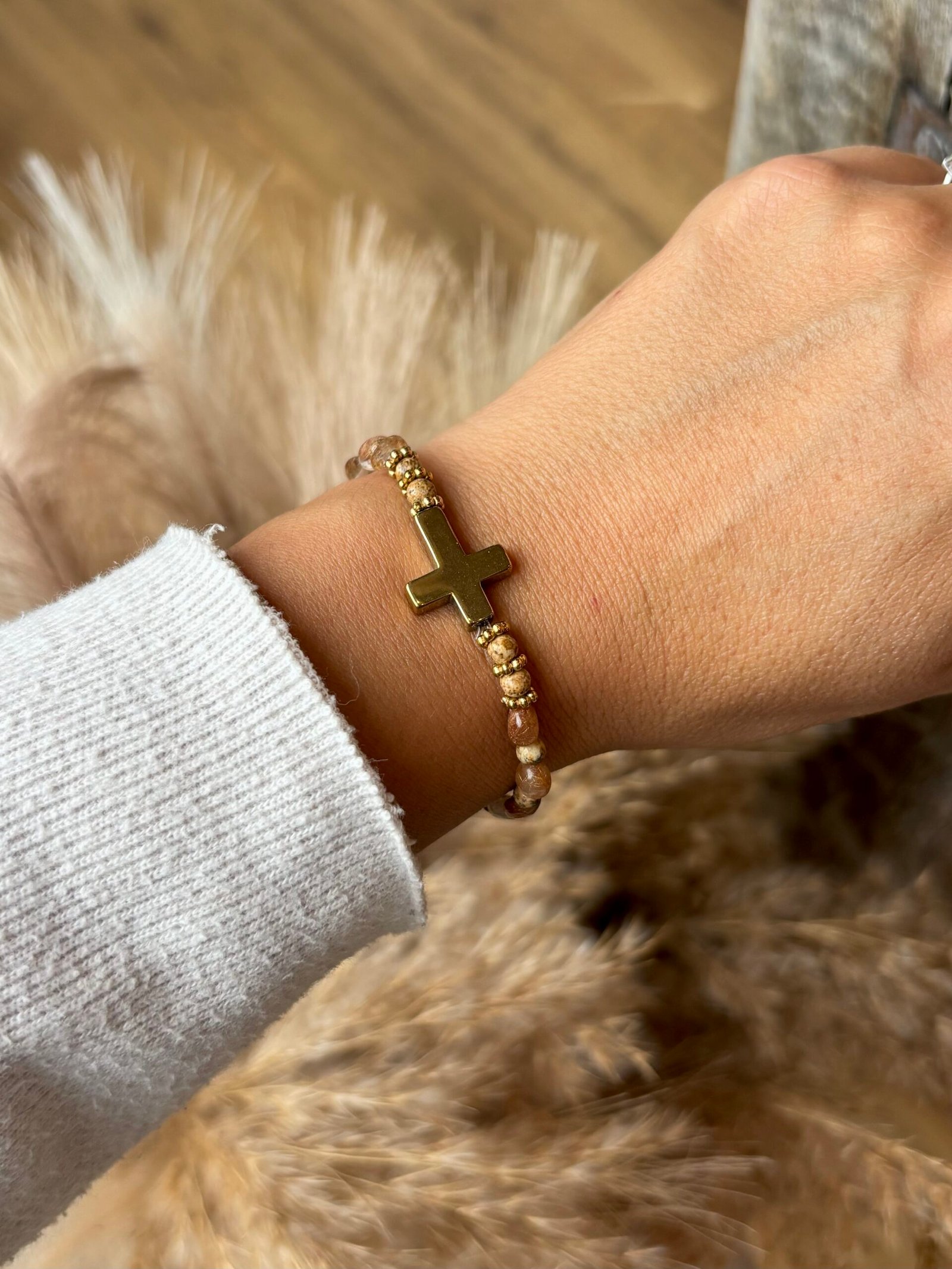 Bracelet CLÉMENCE marron avec perles beige et caramel, croix dorée et détails dorés