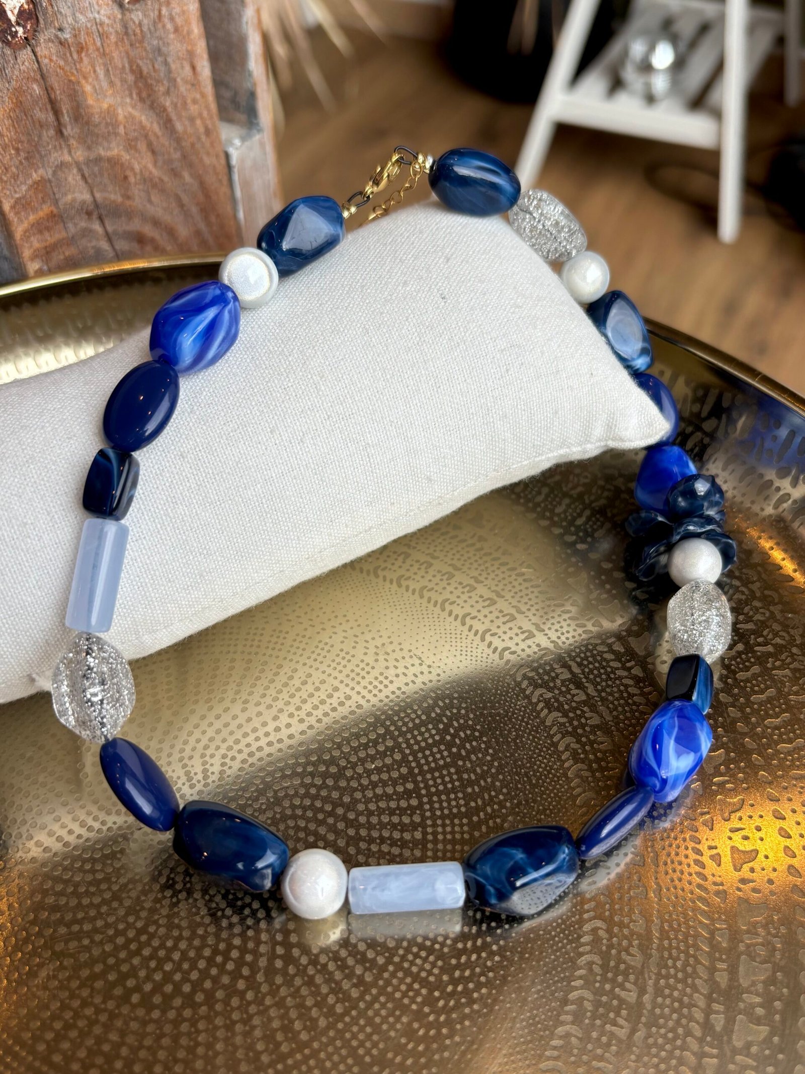 Collier à perles bleues, blanches et argentées Laëtitiatralala