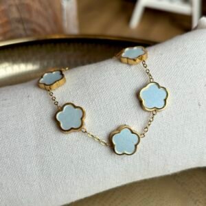 Bracelet fin doré avec quatre motifs fleurs bleu clair Laëtitiatralala