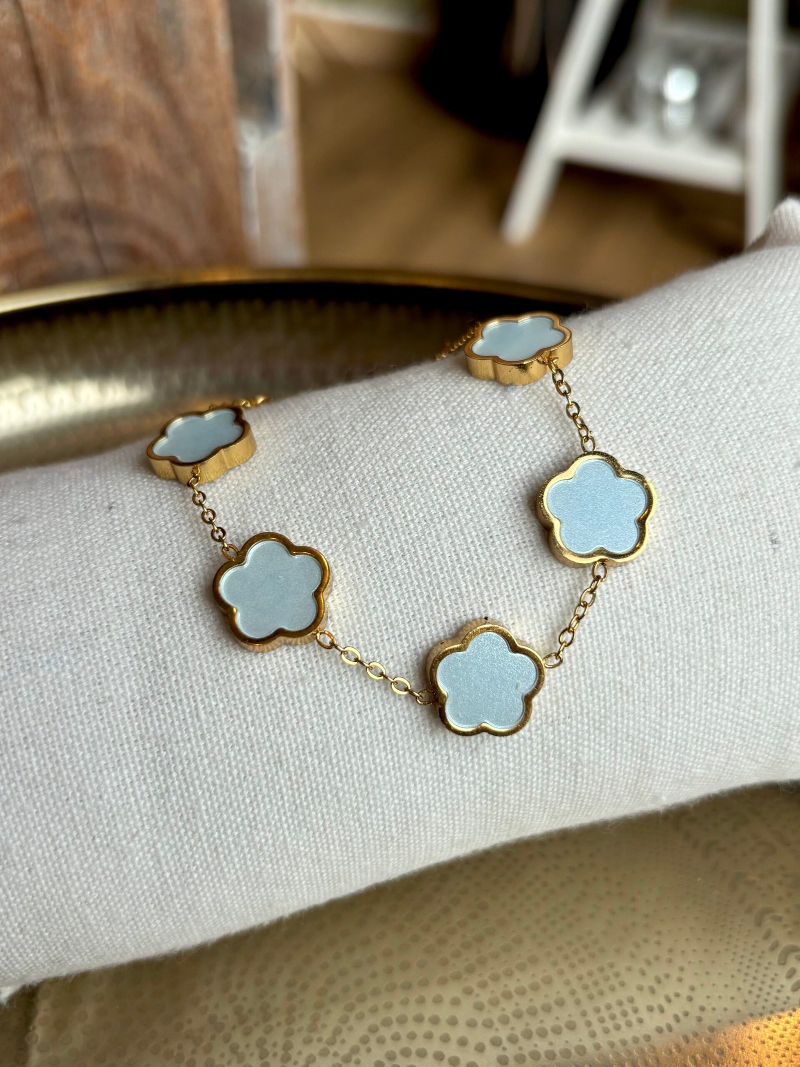 Bracelet fin doré avec quatre motifs fleurs bleu clair Laëtitiatralala
