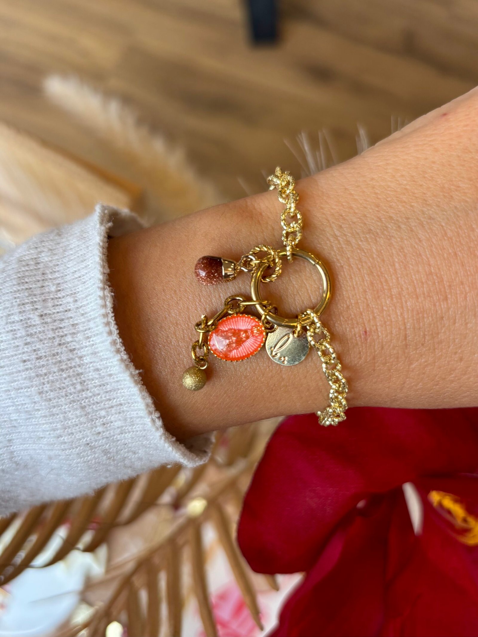 Bracelet CHARLIZE avec chaîne dorée et charms décoratifs roses et marron
