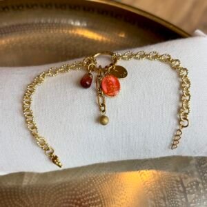 Bracelet CHARLIZE avec chaîne dorée et charms décoratifs roses et marron