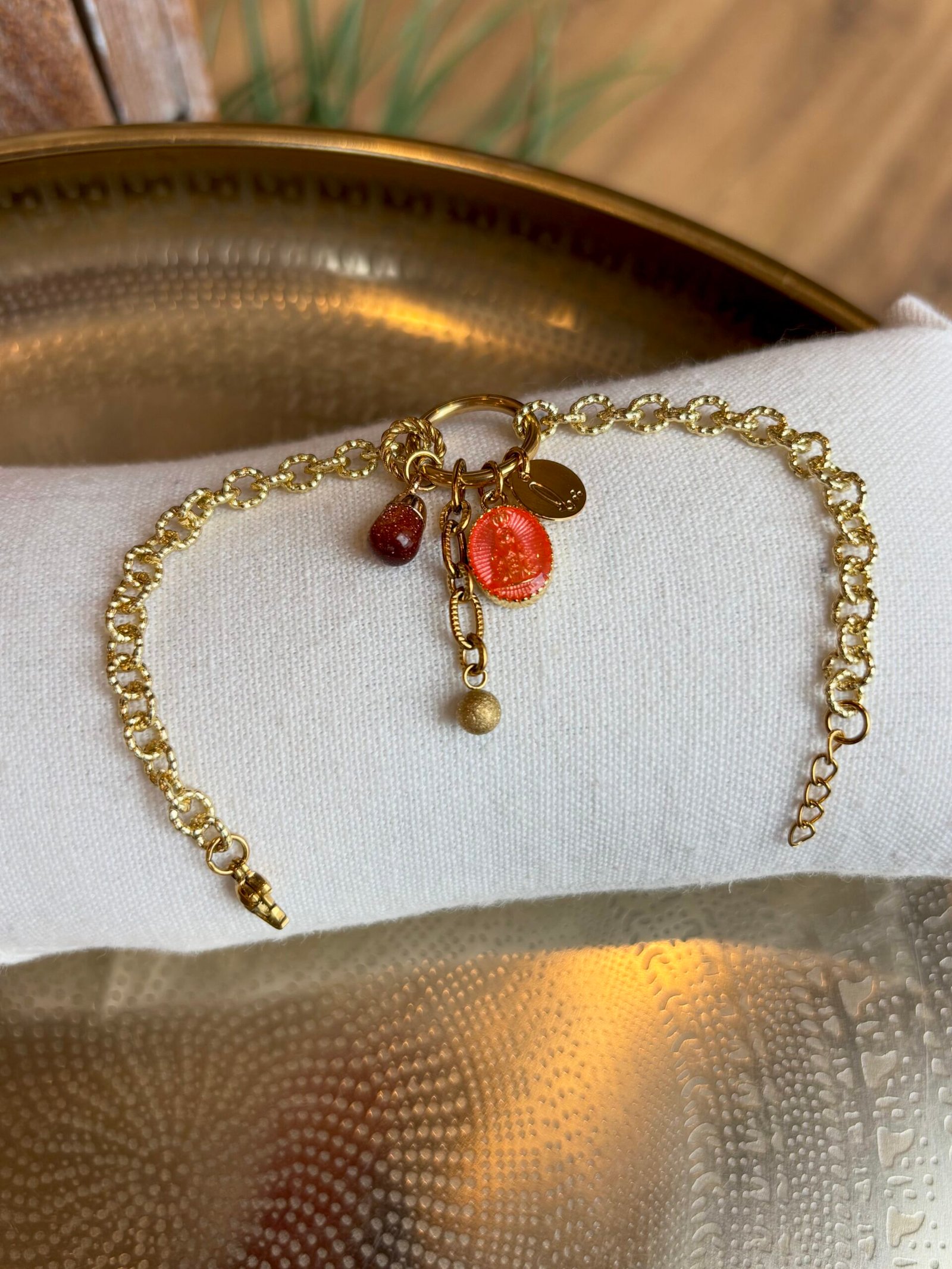Bracelet CHARLIZE avec chaîne dorée et charms décoratifs roses et marron
