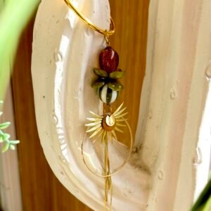 Bijou de rétroviseur BILIE kaki et doré avec perles vertes, fleur soleil et longues chaînes dorées