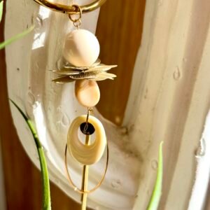 Bijou de rétroviseur YUNA beige avec perles crème, anneau doré et pampilles décoratives